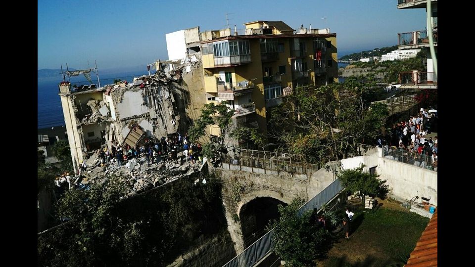 &nbsp;Una palazzina di quattro piani &egrave; crollata a Torre Annunziata, in provincia di Napoli. Secondo le informazioni dei Vigili del fuoco, al lavoro sul posto, potrebbero essere coinvolte due famiglie.