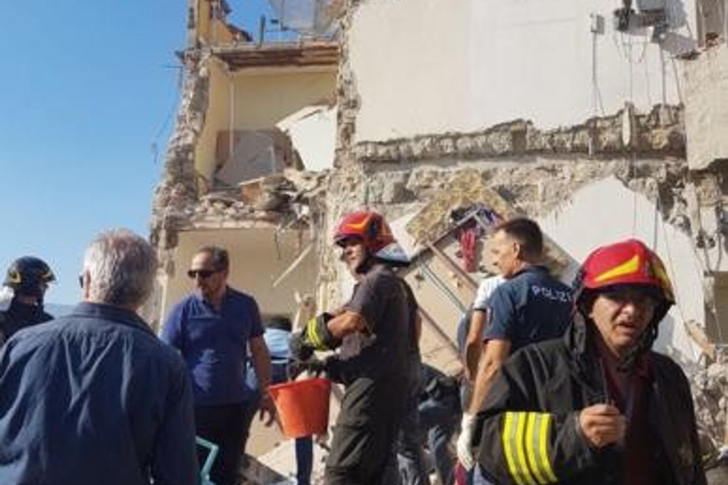 Una palazzina di quattro piani &egrave; crollata a Torre Annunziata, in provincia di Napoli. Secondo le informazioni dei Vigili del fuoco, al lavoro sul posto, potrebbero essere coinvolte due famiglie.