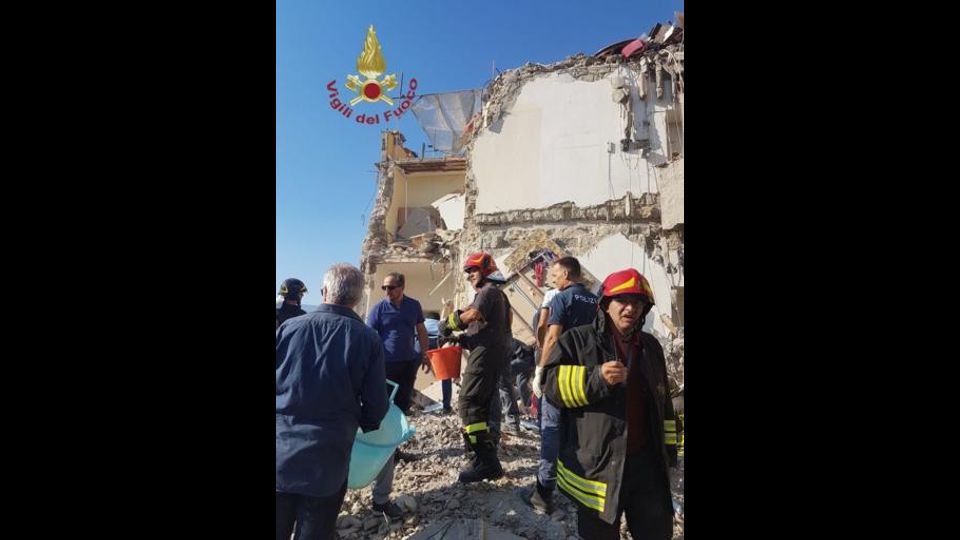 Una palazzina di quattro piani &egrave; crollata a Torre Annunziata, in provincia di Napoli. Secondo le informazioni dei Vigili del fuoco, al lavoro sul posto, potrebbero essere coinvolte due famiglie.