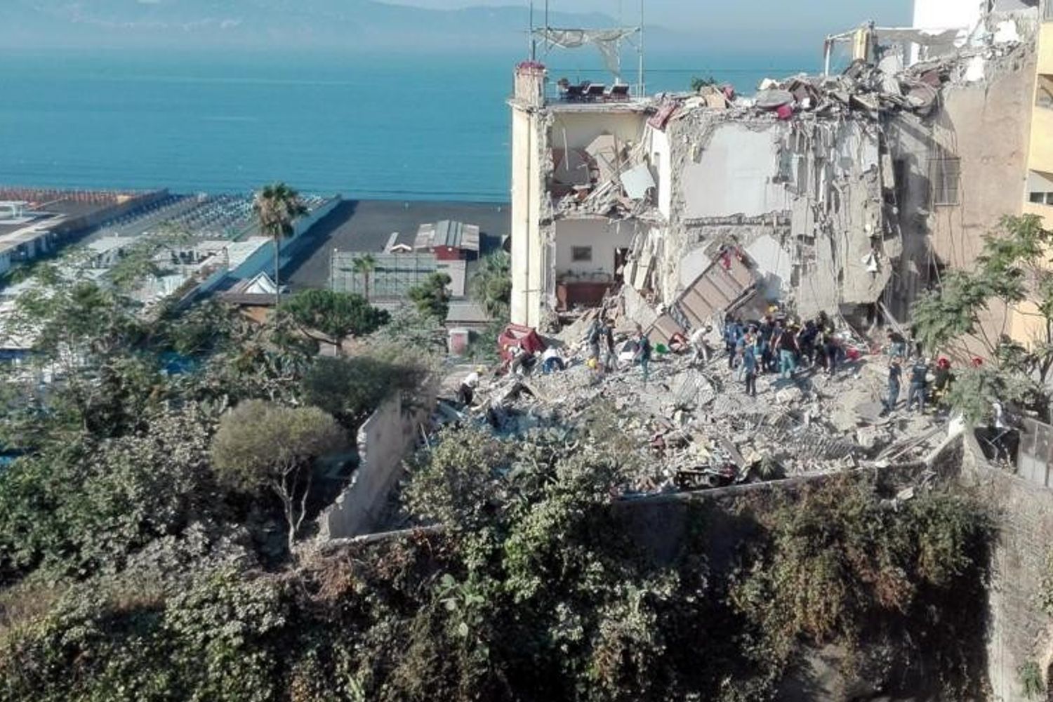 &nbsp;Una palazzina di quattro piani &egrave; crollata a Torre Annunziata, in provincia di Napoli. Secondo le informazioni dei Vigili del fuoco, al lavoro sul posto, potrebbero essere coinvolte due famiglie.