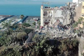 &nbsp;Una palazzina di quattro piani &egrave; crollata a Torre Annunziata, in provincia di Napoli. Secondo le informazioni dei Vigili del fuoco, al lavoro sul posto, potrebbero essere coinvolte due famiglie.
