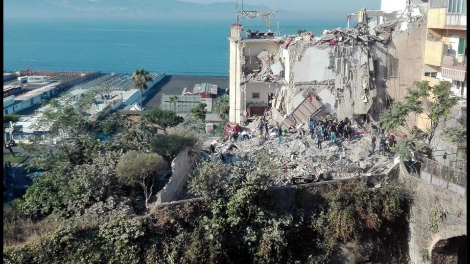 &nbsp;Una palazzina di quattro piani &egrave; crollata a Torre Annunziata, in provincia di Napoli. Secondo le informazioni dei Vigili del fuoco, al lavoro sul posto, potrebbero essere coinvolte due famiglie.