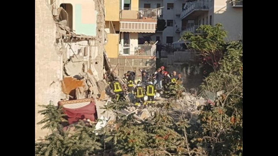 &nbsp;Una palazzina di quattro piani &egrave; crollata a Torre Annunziata, in provincia di Napoli. Secondo le informazioni dei Vigili del fuoco, al lavoro sul posto, potrebbero essere coinvolte due famiglie.