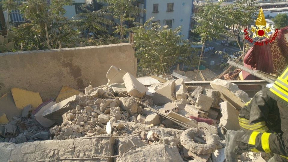 &nbsp; Una palazzina di quattro piani &egrave; crollata a Torre Annunziata, in provincia di Napoli. Secondo le informazioni dei Vigili del fuoco, al lavoro sul posto, potrebbero essere coinvolte due famiglie.