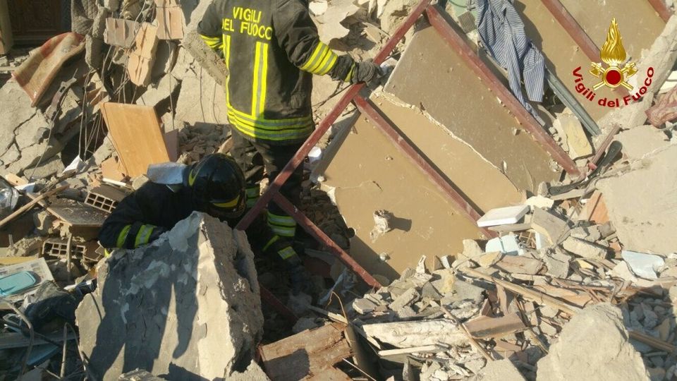 &nbsp; &nbsp;Una palazzina di quattro piani &egrave; crollata a Torre Annunziata, in provincia di Napoli. Secondo le informazioni dei Vigili del fuoco, al lavoro sul posto, potrebbero essere coinvolte due famiglie.