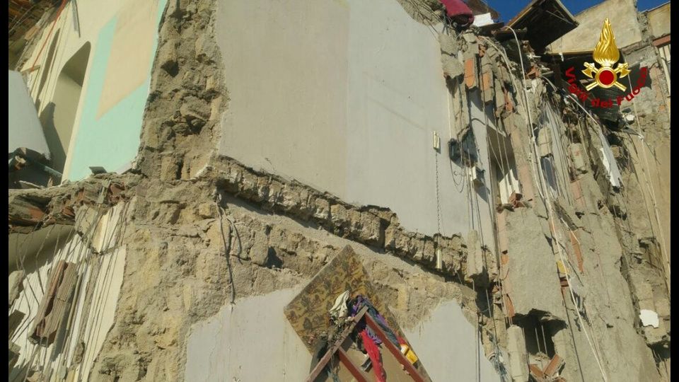 &nbsp; Una palazzina di quattro piani &egrave; crollata a Torre Annunziata, in provincia di Napoli. Secondo le informazioni dei Vigili del fuoco, al lavoro sul posto, potrebbero essere coinvolte due famiglie.