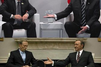 Ci sono delle incredibili somiglianze tra l'incontro che il presidente Usa Donald Trump ha avuto con quello russo Vladimir Putin a margine del G20 di Amburgo e la stessa scena anticipata anni fa in una puntata della serie 'House of Cards'&nbsp;