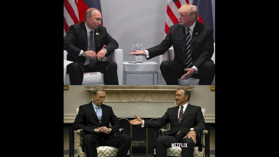Ci sono delle incredibili somiglianze tra l'incontro che il presidente Usa Donald Trump ha avuto con quello russo Vladimir Putin a margine del G20 di Amburgo e la stessa scena anticipata anni fa in una puntata della serie 'House of Cards'&nbsp;