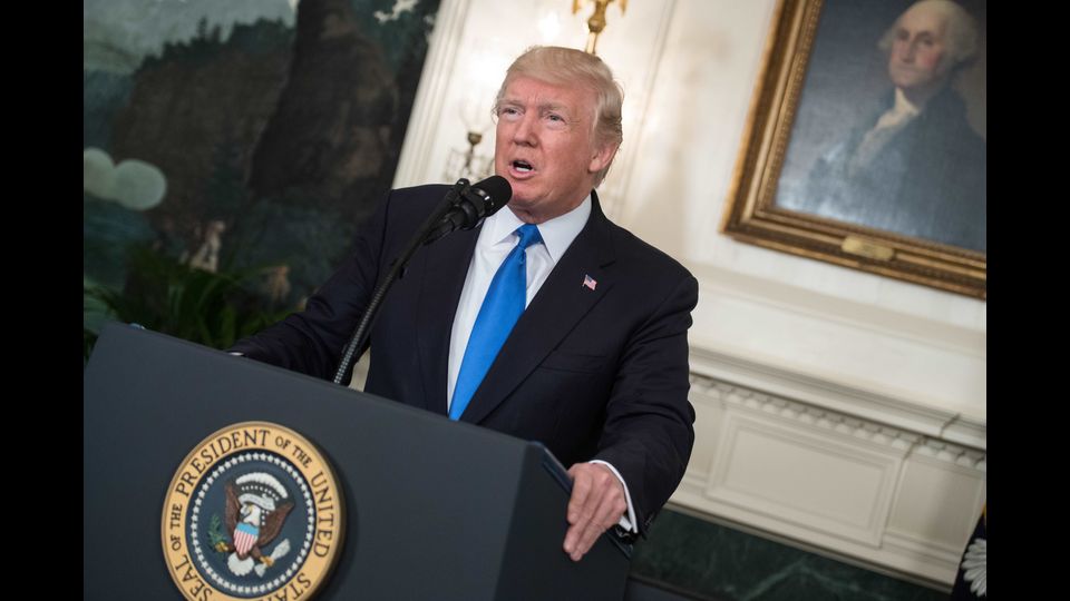 Tagliente John Cassidy del New Yorker il 16 giugno, commentando l'intervento dopo la sparatoria al campo di baseball in cui rimase ferito il deputato Steve Scalise: &quot;Mercoled&igrave; &nbsp;nel 145esimo giorno della sua presidenza, Donald Trump ha fatto qualcosa di completamente avulso dal suo carattere: si &egrave; comportato da presidente&quot;. In pratica, scherza il commentatore politico David Gergen su Cnn, pare che Trump abbia deciso di agire come commander in chief una volta al mese, pi&ugrave; o meno. Non resta che aspettare il prossimo agosto.&nbsp;