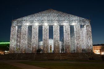 Un Partenone di libri proibiti. 100 mila copie di 170 libri sono state 'montate' per realizzare una copia delcelebre tempio dell&rsquo;Acropoli di Atene. Ne ha parlato qui The Post Internazionale.