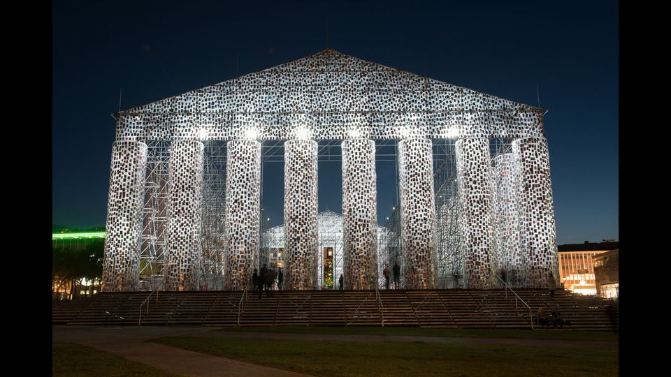 Un Partenone di libri proibiti. 100 mila copie di 170 libri sono state 'montate' per realizzare una copia delcelebre tempio dell&rsquo;Acropoli di Atene. Ne ha parlato qui The Post Internazionale.