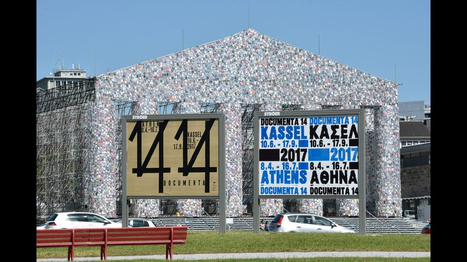 La piazza dove &egrave; stato costruito il Partenono &egrave; &nbsp;riedrichplatz, dove un grande rogo di libri considerati proibiti fu fatto nel 1933 per mano dei nazisti.