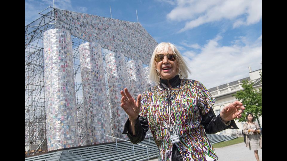 A realizzare quest&rsquo;opera &egrave; stato l&rsquo;artista argentina Marta Minujin, a Kassel, in Germania