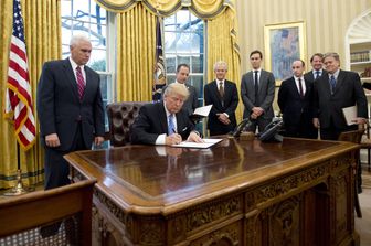 Sin dalla sua discesa in campo, il presidente americano Donald Trump ha abituato giornalisti, colleghi e cittadini alla consuetudine dei suoi modi politicamente scorretti o, nel migliore dei casi, inappropriati. Ogni volta che, invece, resta nei ranghi dignitosamente e ostenta una discreta aria istituzionale, i giornali non possono che notarlo con meraviglia. Il Washington Post ha stilato una divertente - e breve - guida dei momenti &quot;presidenziali&quot; del 45esimo inquilino della Casa Bianca.Si inizia il 23 gennaio, a pochi giorni dal suo insediamento. Trump firma dei documenti nell'ufficio ovale. Per la giornalista Tamara Keith intervenuta al programma Newshour di Pbs, l'atto solle ha tutta l'aria di essere presidenziale