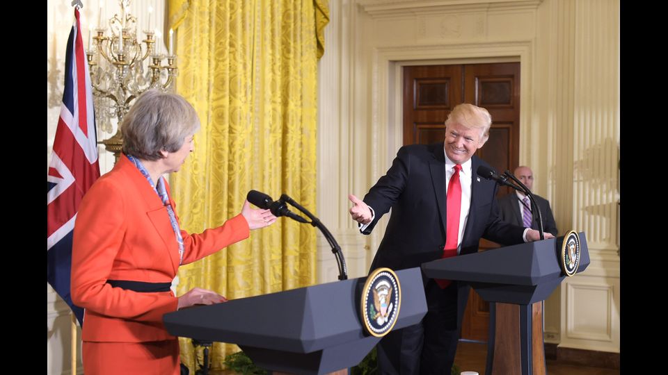 &nbsp;Il 27 gennaio lo stupore in occasione dell'incontro con il primo ministro Theresa May e dell'ex ambasciatore britannico Christopher Meyer: &quot;Si tratteneva, sembrava abbastanza presidenziale&quot;.