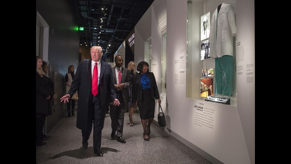 Identica sorpresa quando il 21 febbraio visita il National Museum of African American History and Culture. Il giornalista Mark Preston commenta alla Cnn: &quot;Si &egrave; comportato come un presidente, non come uno che si sveglia alle 4 del mattino e inizia a twittare contro i suoi detrattori&quot;.