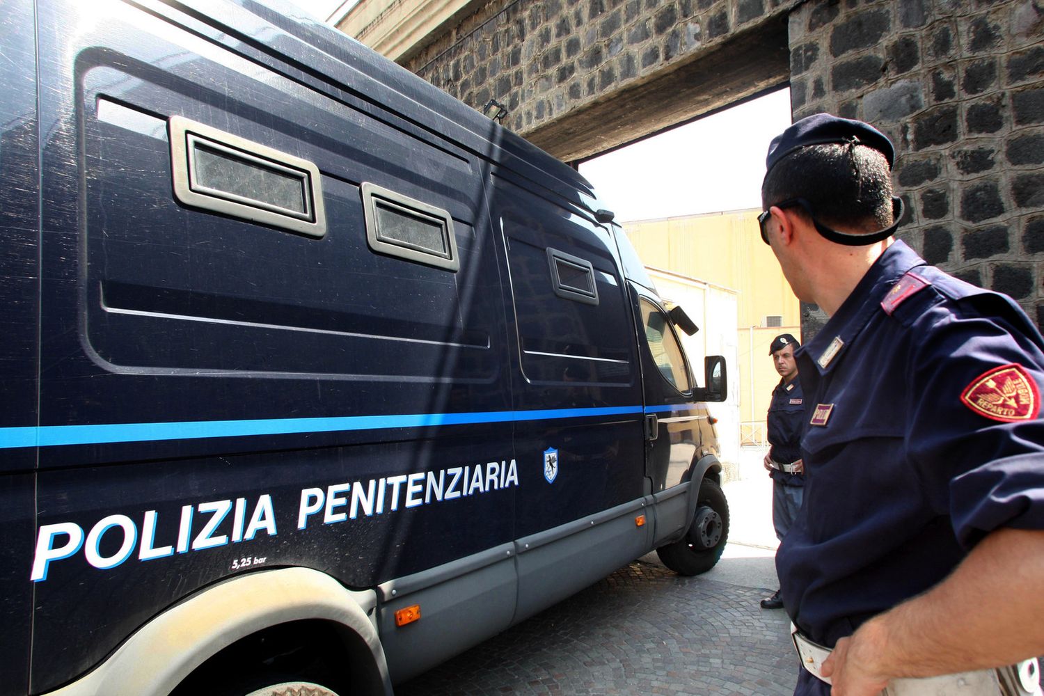 Agenti polizia penitenziaria