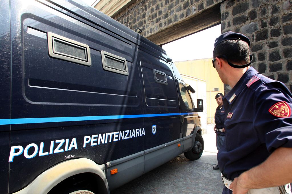 Agenti polizia penitenziaria