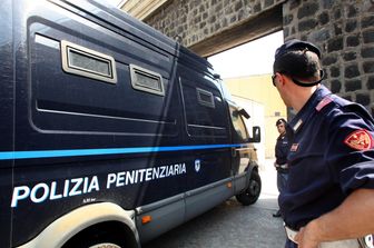 &nbsp;Agenti polizia penitenziaria