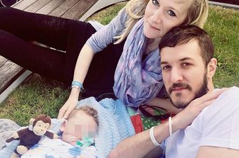 Charlie Gard con i suoi genitori Connie e Chris (VOLTO PIXELLATO)