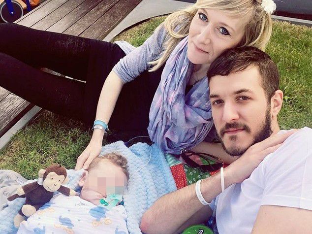 Charlie Gard con i suoi genitori Connie e Chris