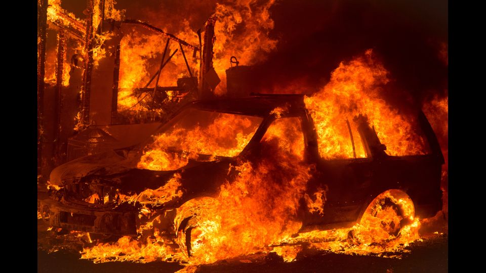 Nella Sierra Nevada, a nord di Sacramento, le fiamme hanno distrutto 800 ettari di boschi e alcune famiglie sono state evacuate.&nbsp;