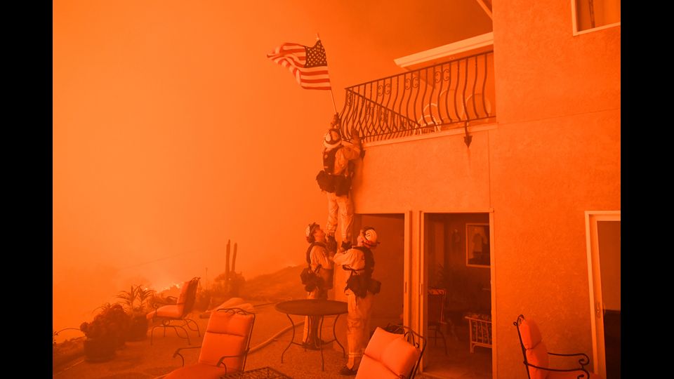 Incendi devastano la California: 2.300 pompieri impegnati e molte persone evacuate&nbsp;