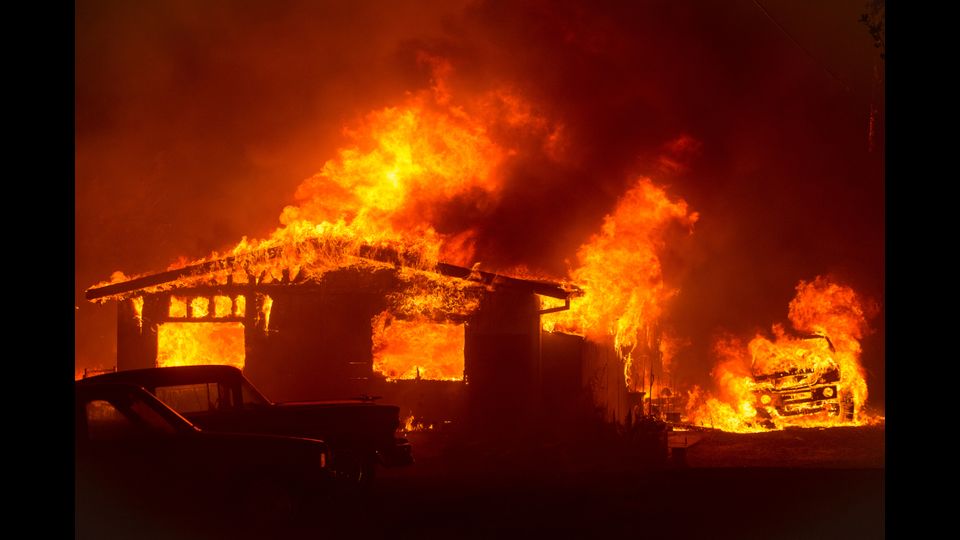 Incendi devastano la California: 2.300 pompieri impegnati e molte persone evacuate &nbsp;