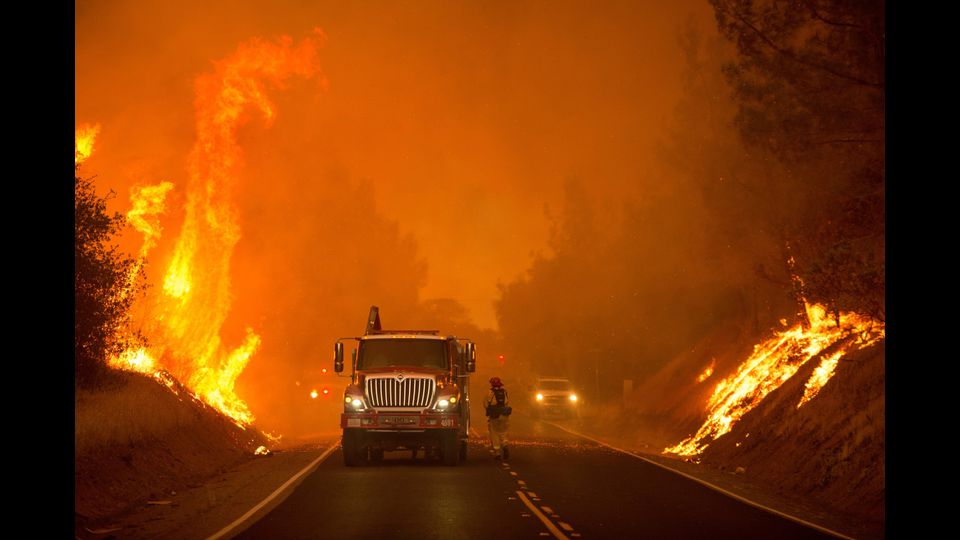 Una serie di incendi scoppiati sabato sta mettendo a dura prova parte della California, dove 2.300 pompieri sono impegnati per domare le fiamme e sono in corso evacuazioni.