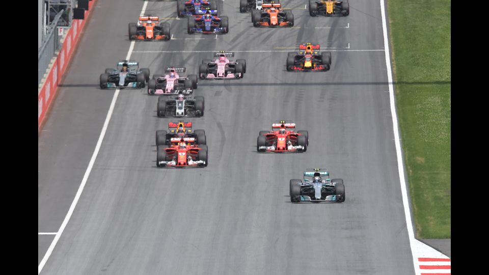 Bottas ha preceduto il ferrarista Sebastian Vettel, terzo gradino del podio per l'australiano Daniel Ricciardo su Red Bull che a sua volta ha resistito al prepotente assalto di Lewis Hamilton, che aveva chiuso al terzo posto nelle qualifiche ma &egrave; partito in ottava posizione in griglia a causa della penalit&agrave; di cinque posti per aver sostituito il cambio.&nbsp;(Afp)