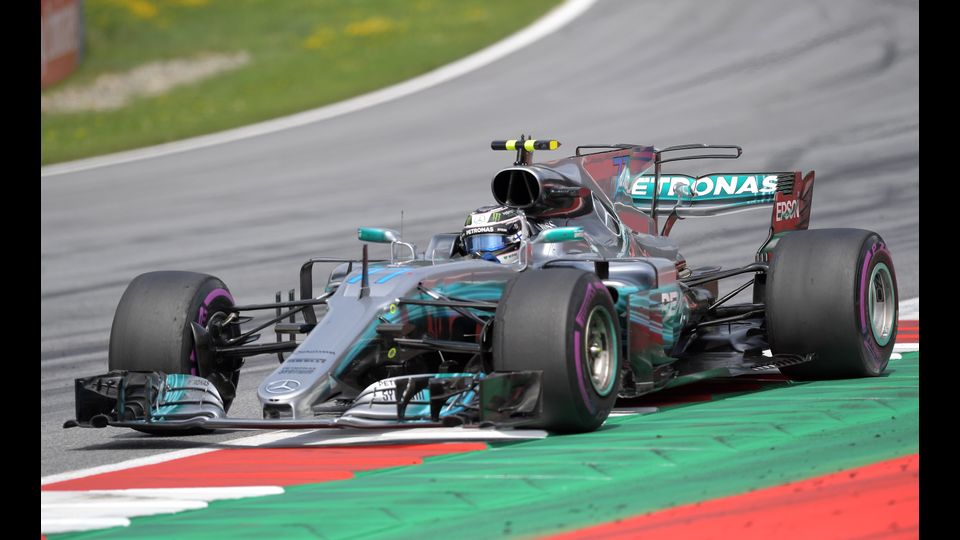 Il britannico &egrave; arrivato a meno di un secondo da Ricciardo. Un Gp che ha quindi registrato due volate nel finale, forse un altro giro in pi&ugrave; e Vettel avrebbe superato Bottas, come pure Hamilton avrebbe forse fatto con Ricciardo. &nbsp;Valtteri Bottas su Mercedes vincitore GP Austria (Afp)