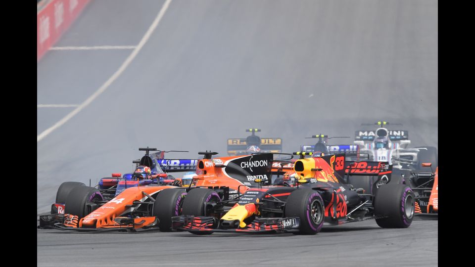 Comunque alla fine il risultato del Red Bull Ring d&agrave; a Vettel la possibilit&agrave; di allungare ancora nella classifica piloti: il tedesco e' primo con 171 punti, Hamilton &egrave; secondo con 151, terzo &egrave; Bottas, che non &egrave; certo da considerare tagliato fuori dalla corsa al titolo.&nbsp;(Afp)