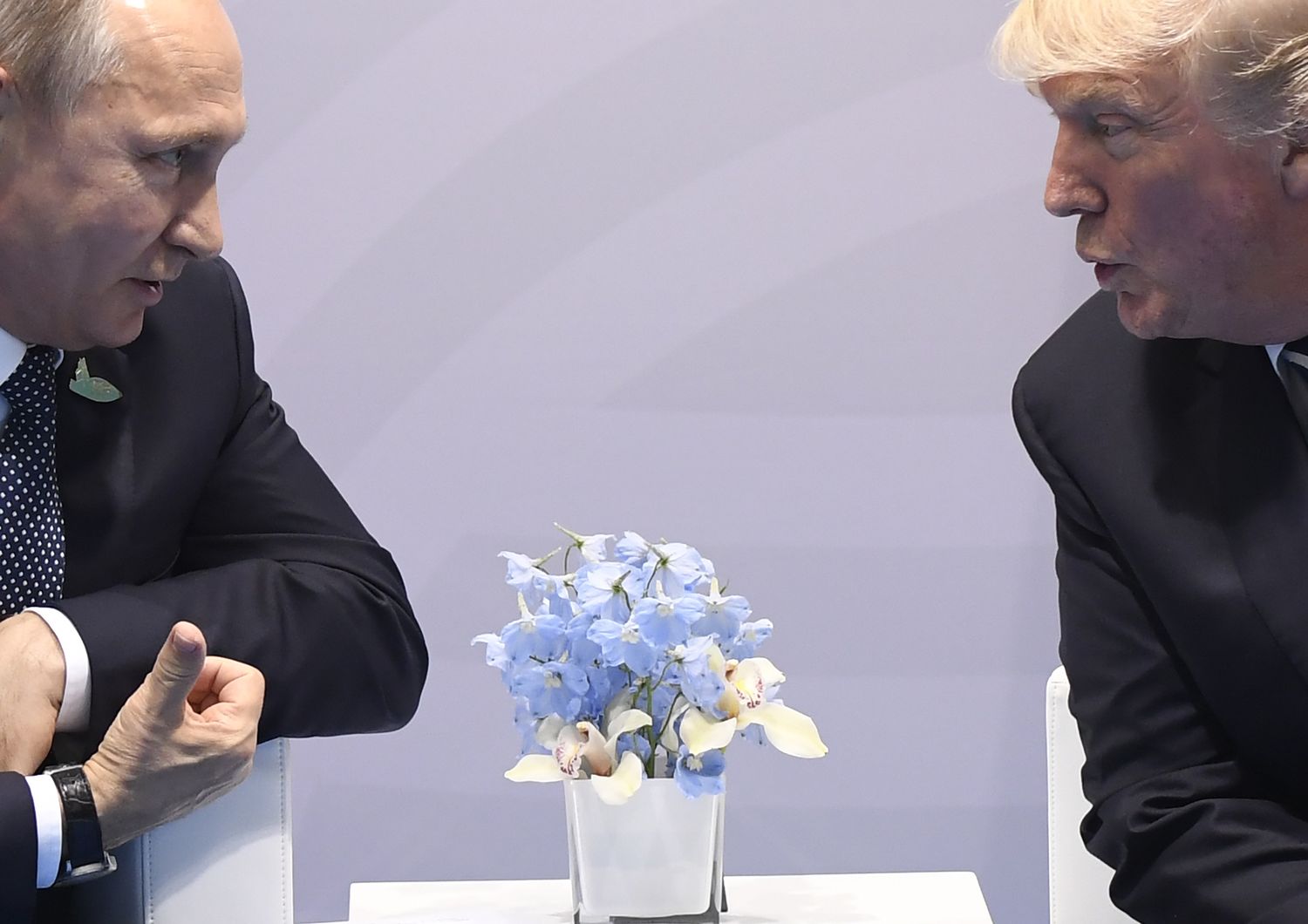 &nbsp;L'incontro tra Trump e Putin al G20 di Amburgo (Afp)