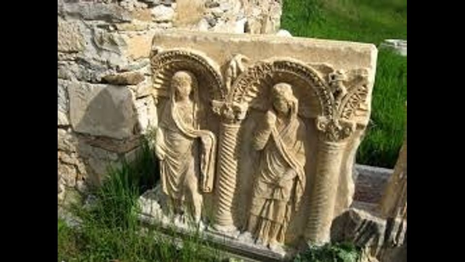 Guler scatt&ograve; delle foto che invi&ograve; prontamente alla Architectural Review. Dopo pochi giorni la richiesta di un articolo e altre foto da parte del magazine Horizon. Aphrodisia