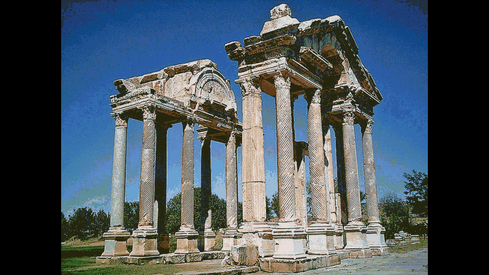 Erim dedicher&agrave; una vita agli scavi del sito, che hanno rivelato sculture ben conservate, inscrizioni, marmi raffinati e monumenti.Aphrodisia