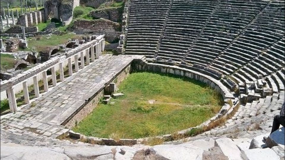 Aphrodisia si trova nella parte alta della valle del fiume Morsynus; il sito archeologico si compone di due parti distinte: l'area di Aphrodisia, dove si trova il tempio dedicato alla dea del 300 a.C. e la citt&agrave;, edificata nel secolo successivo con tanto di teatro, agora, terme a altri templi minori. Aphrodisia