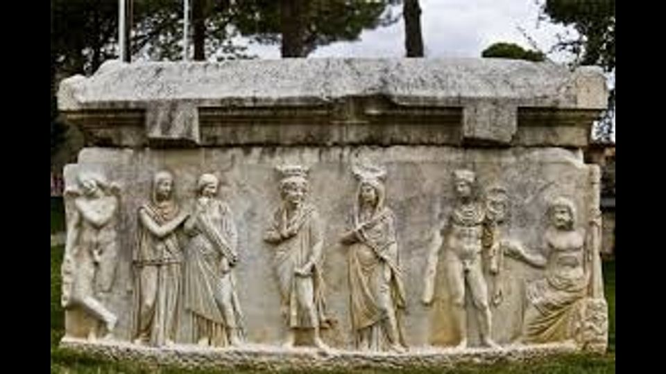 La seconda area &egrave; invece composta dalle cave di marmo, dove artigiani e artisti attingevano la materia grezza per dar vita a quello che &egrave; diventato il 17mo sito che la Turchia ha iscritto nella lista del patrimonio dell'umanit&agrave; dell'Unesco.Aphrodisia