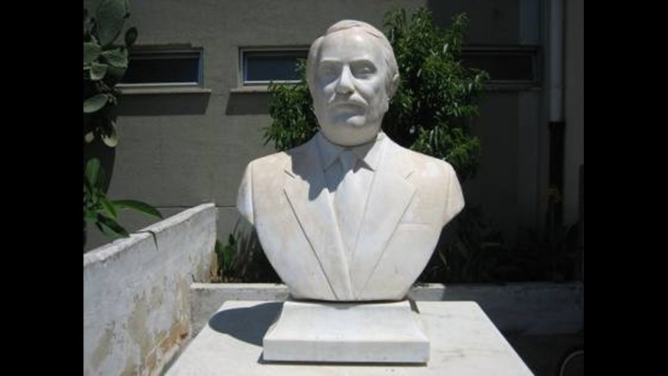 Si &egrave; detta &quot;sconvolta&quot; e &quot;addolorata&quot; la dirigente della scuola Daniela Lo Verde: &quot;E' un'immagine terribile, una cosa che fa molto male, ma non fermiamo il nostro impegno&quot;.&quot;Di notte, contro la statua di Giovanni, dentro una scuola. E' difficile immaginare qualcosa di pi&ugrave; vile e squallido&quot;, ha scritto su Facebook il presidente del Senato, Pietro Grasso: &quot;Se e' un avvertimento mafioso sarebbe una prova di debolezza, non di forza; se invece si trattasse del gesto di una banda di vandali sarebbe l'ulteriore conferma che dobbiamo ripartire dalla scuola&quot;.