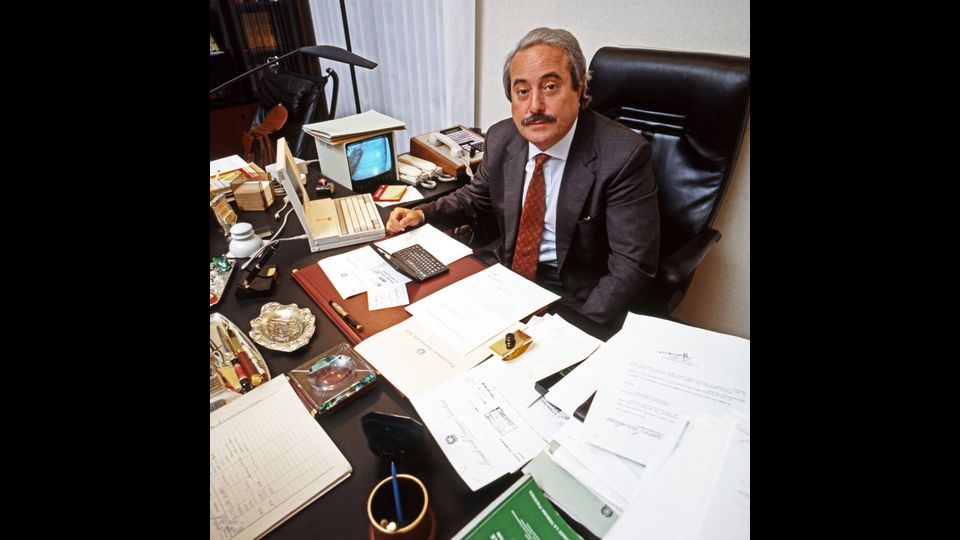 Sconcertata si &egrave; detta la sorella del giudice, Maria Falcone che lancia una dolorosa provocazione: &quot;Questa statua - ha detto all'Agi - &egrave; un segno importante in un quartiere ad alta densit&agrave; mafiosa. Non posso che constatare che la parte marcia del quartiere continua a essere forte a scapito della gente perbene. A questo punto dopo quello che &egrave; successo alla statua di Giovanni, bisognerebbe mettere nella piazza centrale del rione un monumento a Messina Denaro per assicurarne l'incolumit&agrave;...&quot;.