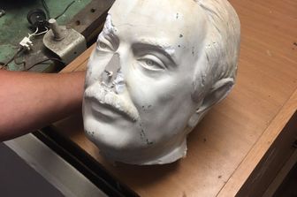 Sfregio alla memoria di Giovanni Falcone: in un raid vandalico allo Zen di Palermo, ignoti hanno staccato la testa e una parte del busto della statua del magistrato ucciso dalla mafia che si trova davanti alla scuola a lui intitolata, e l'hanno utilizzata come 'ariete' per sfondare il vetro superiore della porta d'ingresso dell'edificio.