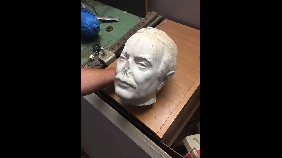 Sfregio alla memoria di Giovanni Falcone: in un raid vandalico allo Zen di Palermo, ignoti hanno staccato la testa e una parte del busto della statua del magistrato ucciso dalla mafia che si trova davanti alla scuola a lui intitolata, e l'hanno utilizzata come 'ariete' per sfondare il vetro superiore della porta d'ingresso dell'edificio.