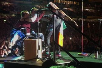 Chris Martin dei Coldplay accoglie un ragazzo disabile sul palco del concerto di Dublino