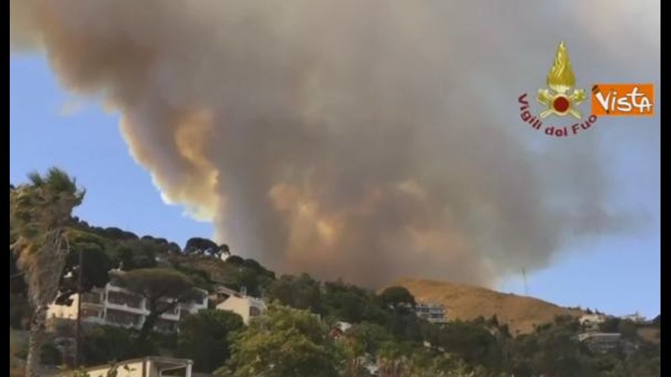 &nbsp;Incendio a Messina canadair in azioneFoto: Vigili del Fuoco