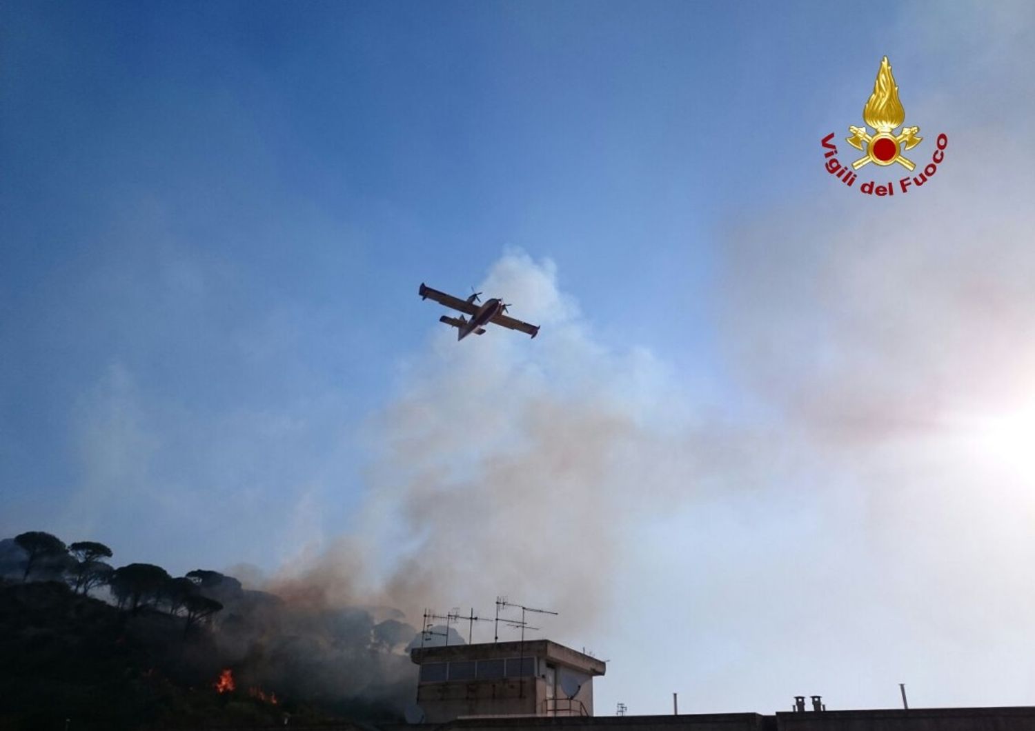 Fiorello pompiere (a modo suo) contro i roghi a Messina
