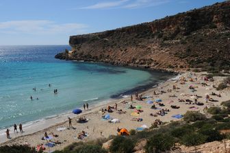 Lampedusa, la spiaggia dei conigli (Afp)