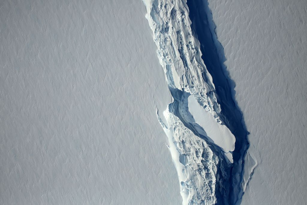 L'iceberg &egrave; vasto 6.000 metri quadrati, pi&ugrave; o meno quanto la regione Lazio, e si &egrave; staccato in un momento non precisato tra luned&igrave; scorso e oggi, riferiscono gli scienziati della Swansea University.&nbsp;Si tratta del pi&ugrave; grande iceberg mai registrato a memoria d'uomo.&nbsp;