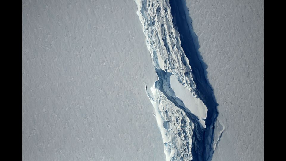 L'iceberg &egrave; vasto 6.000 metri quadrati, pi&ugrave; o meno quanto la regione Lazio, e si &egrave; staccato in un momento non precisato tra luned&igrave; scorso e oggi, riferiscono gli scienziati della Swansea University.&nbsp;Si tratta del pi&ugrave; grande iceberg mai registrato a memoria d'uomo.&nbsp;