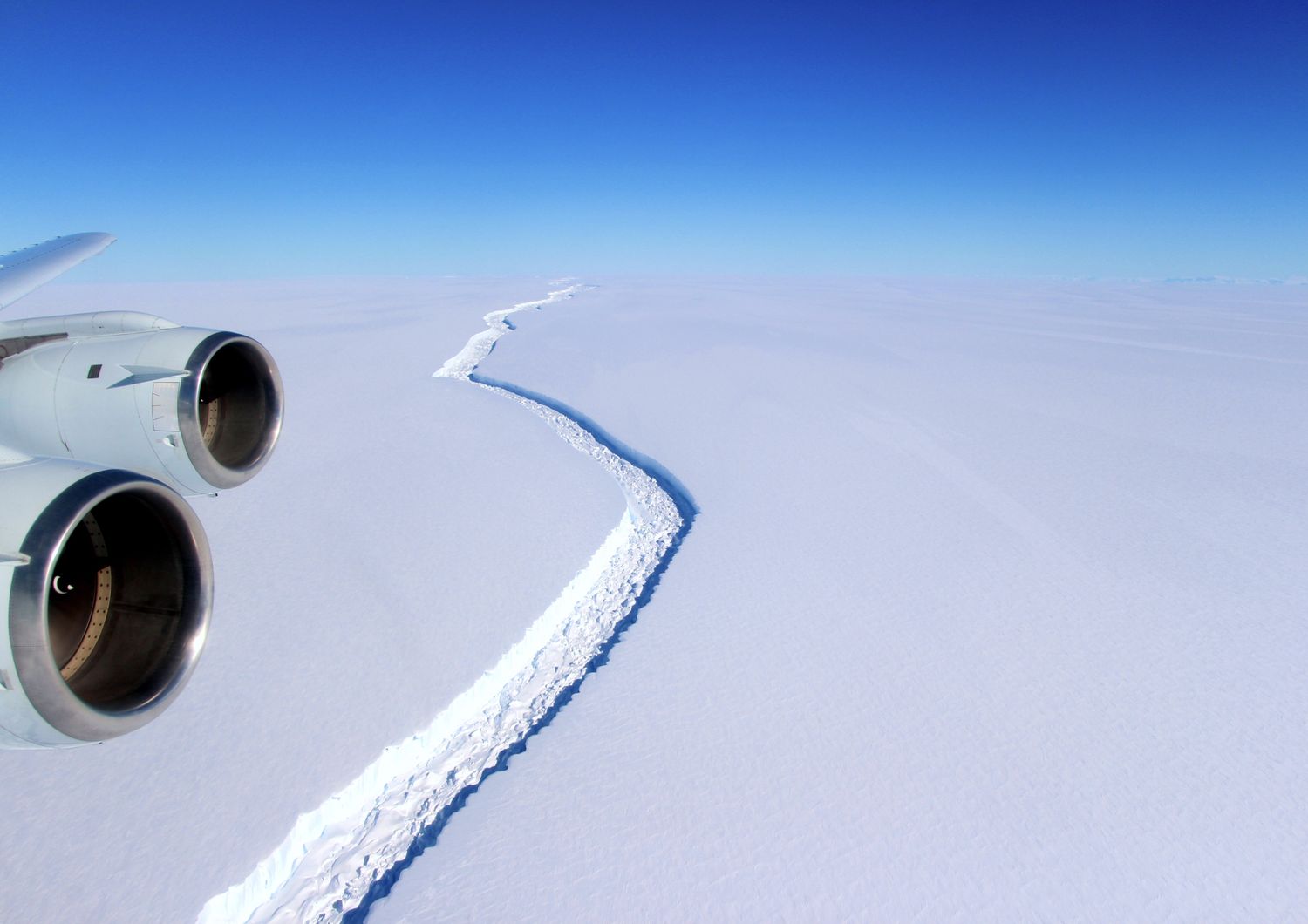 Si &egrave; staccato un gigantesco iceberg dalla banchisa nella parte occidentale dell'Antartico. Lo hanno reso noto i ricercatori che da anni lo stavano monitorando, e negli ultimi mesi con crescente apprensione.