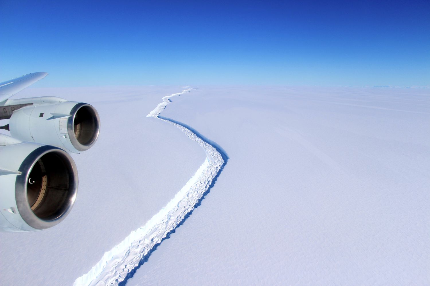 Si &egrave; staccato un gigantesco iceberg dalla banchisa nella parte occidentale dell'Antartico. Lo hanno reso noto i ricercatori che da anni lo stavano monitorando, e negli ultimi mesi con crescente apprensione.