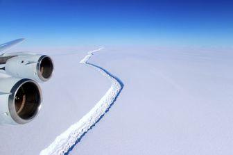 Si &egrave; staccato un gigantesco iceberg dalla banchisa nella parte occidentale dell'Antartico. Lo hanno reso noto i ricercatori che da anni lo stavano monitorando, e negli ultimi mesi con crescente apprensione.